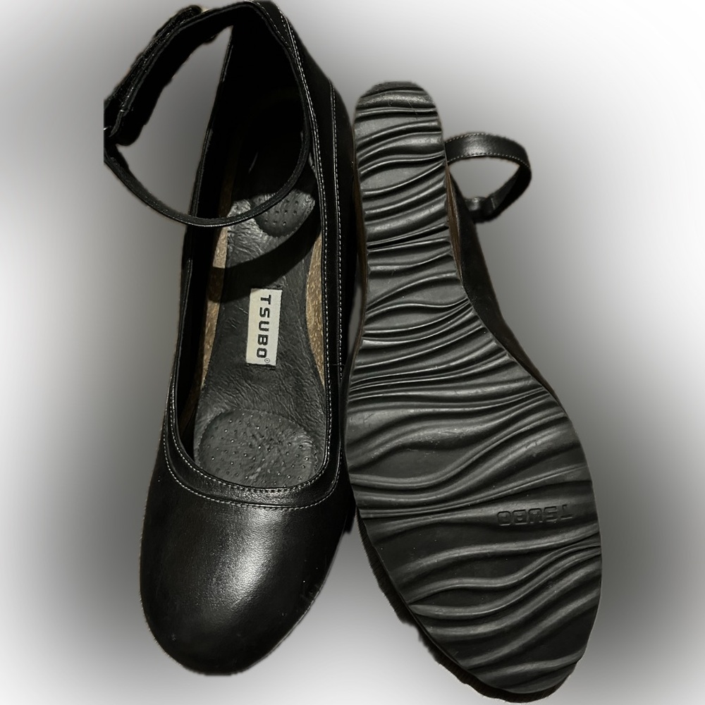Tsubo Black High Heel Wedges with Ankle Strap - Picture 3 of 4